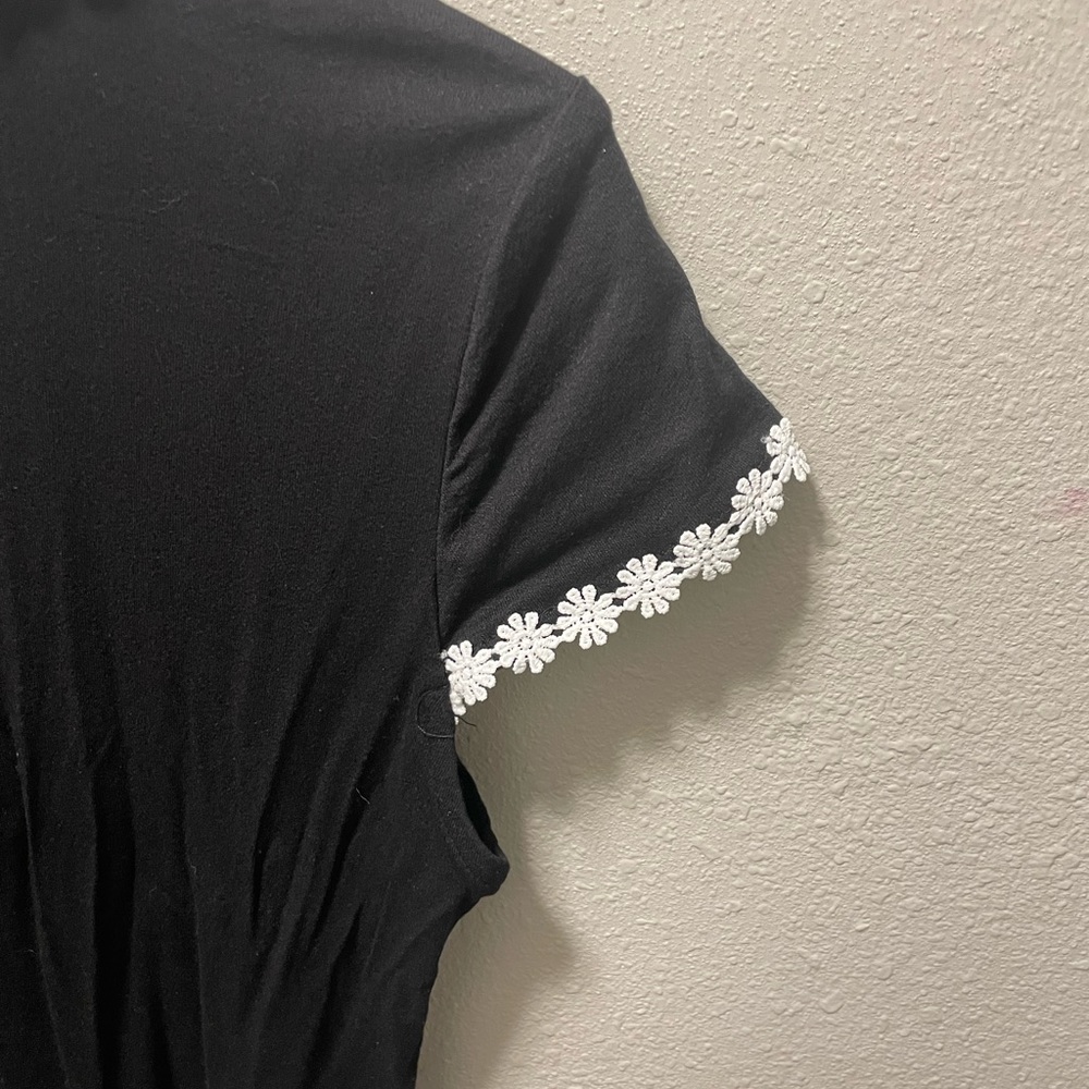 Black cute blouse. - Picture 3 of 5